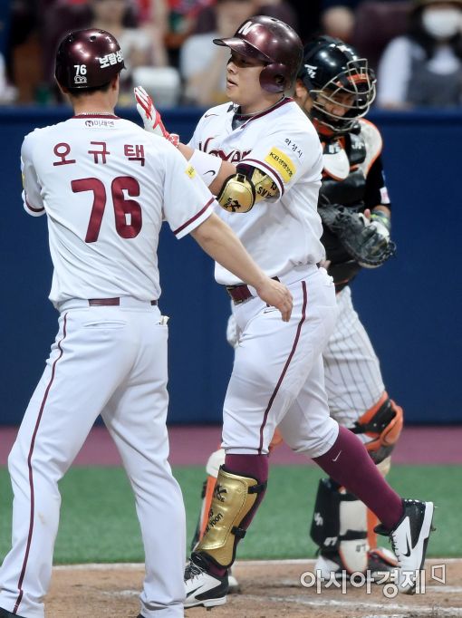 [포토]윤석민, '추가 솔로포치과 왔어요'