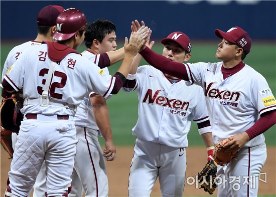[포토]넥센, '롯데에 8-2 승리로 위닝시리즈 예약'