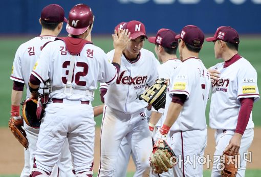 [포토]넥센, '2연승 하이파이브'