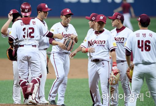 [포토]넥센, '2연승 하이파이브'