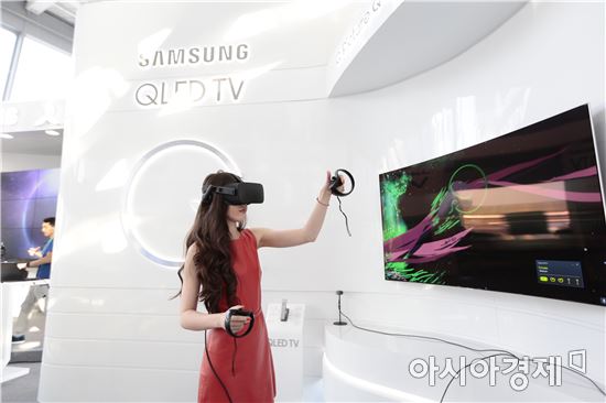 ▲ 카자흐스탄에서 열리고 있는 '2017 아스타나 엑스포' 삼성전자 브랜드 전시관에서 현지 관람객이 VR(가상현실)을 통해 QLED TV 화질을 체험하고 있다. (제공=삼성전자)
