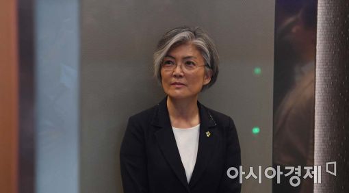 [포토]강경화 장관, 임명장 받자마자 외교부로 출근