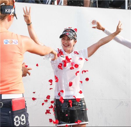 김지현이 한국여자오픈 우승 직후 동료들에게 축하 꽃잎 세례를 받고 있다. 사진=KLPGA