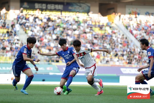 '윤일록 결승골' 서울, 81번째 슈퍼매치서 수원 제압