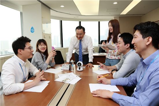 이해선 코웨이 대표(가운데)와 직원들이 이야기를 나누면서 활짝 웃고 있다. 