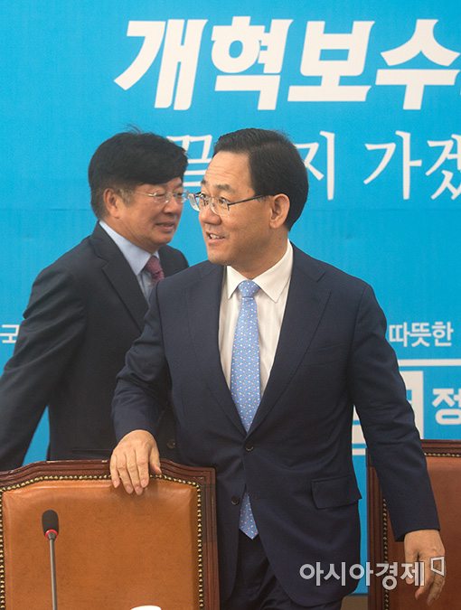 [포토]의원총회 참석하는 주호영 대표대행