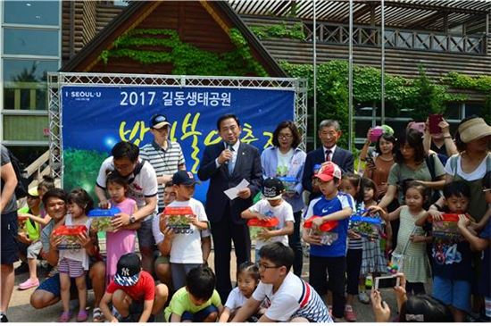 양준욱 의장, 길동생태공원 반딧불이 축제 참석 