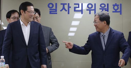 [이미지출처=연합뉴스]이야기나누는 이용섭-박병원    (서울=연합뉴스) 김도훈 기자 = 19일 오전 서울 창성동 정부청사 별관에서 열린 대통령 직속 일자리위원회와 한국경영자총협회 회장단 간담회에서 이용섭 부위원장(왼쪽), 박병원 회장이 참석자들과 기념촬영을 마친 뒤 이야기를 하고 있다. 2017.6.19    superdoo82@yna.co.kr(끝)<저작권자(c) 연합뉴스, 무단 전재-재배포 금지>