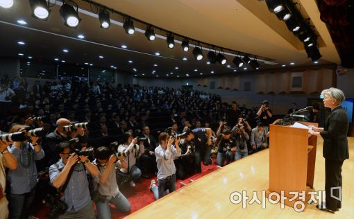 [포토]강경화 장관에 쏠린 관심