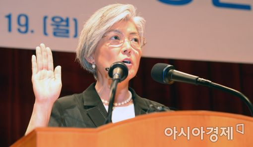 [포토]취임 선서하는 강경화 장관