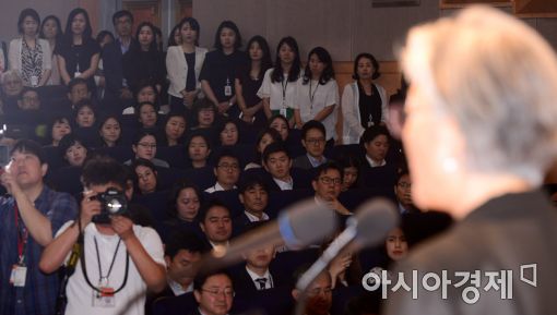 [포토]취임사 경청하는 외교부 직원들