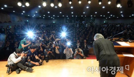 [포토]허리 숙여 인사하는 강경화 장관