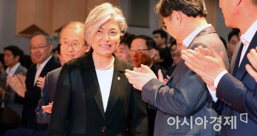 [포토]미소 짓는 강경화 장관