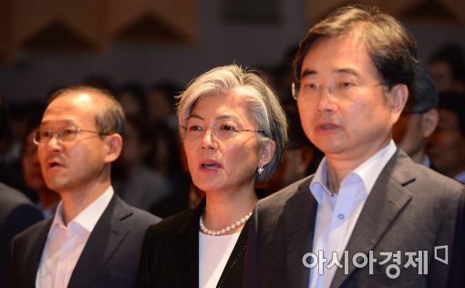 [포토]애국가 제창하는 강경화 장관