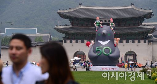 [포토]광장에 등장한 곰 한 마리