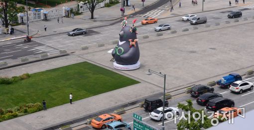 [포토]광장 한복판에 대형 곰 