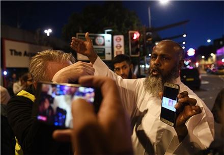 '무슬림 타깃' 런던 차량공격 1명 사망…메이 "테러로 간주"