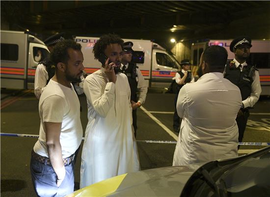 [포토]'런던 차량테러' 성난 무슬림 신자들