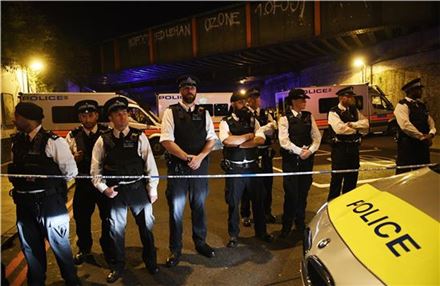 '무슬림 타깃' 런던 차량공격 1명 사망…메이 "테러로 간주"