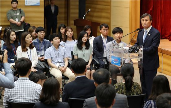 도종환 장관 "대한민국 살리는 명령 내리겠다"