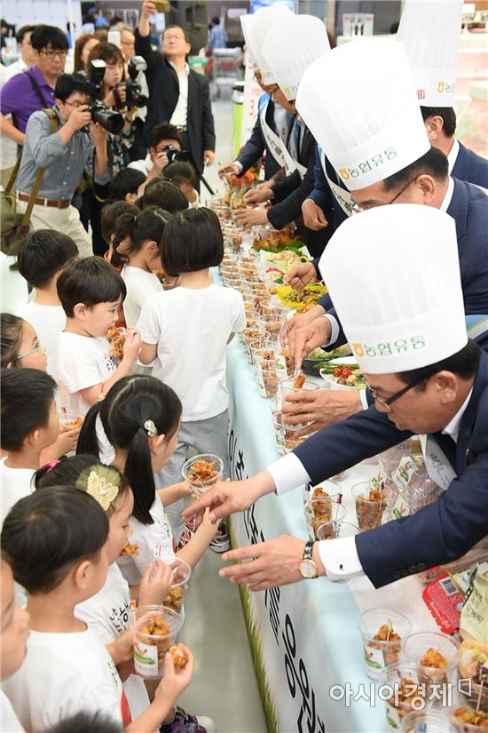 [포토]농협 "국내산 닭고기, 안심하고 드세요"