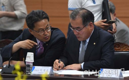 [포토]자문위원들과 대화 나누는 이개호 분과장