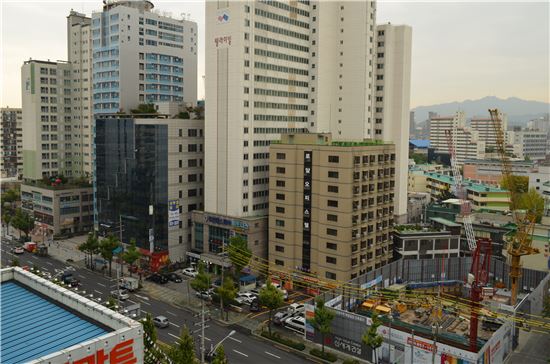 금리인상 등의 우려에도 불구하고 오피스텔 등 수익형 부동산의 투자수요는 당분간 유지될 가능성이 높다. 사진은 서울 지하철 2호성 대림역 인근 오피스텔 밀집지역 전경.