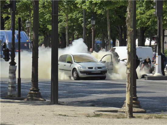 19일(현지시간) 프랑스 파리 샹젤리제 거리에서 경찰 차량에 돌진한 후 폭발하고 있는 차량(사진출처=AP연합)