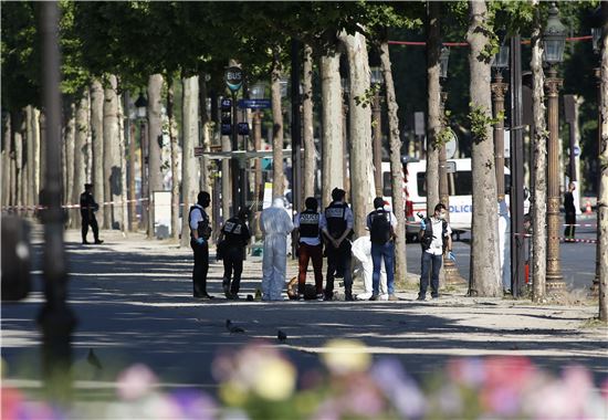 19일(현지시간) 프랑스 파리 샹젤리제 거리에서 발생한 차량 돌진 폭발 사고 현장에 경찰이 출동해 현장을 조사하고 있다. (사진출처=AP연합)