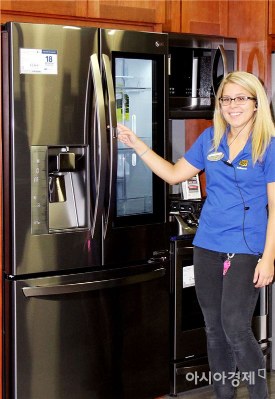▲미국 가전제품 유통업체인 '베스트바이' 직원이 매장 내에 진열된 노크온 매직스페이스 냉장고를 소개하고 있다.(제공=LG전자)