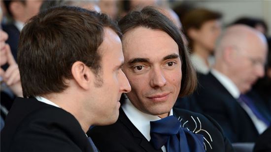 ▲빌라니 수학자(왼쪽에서 두 번째)가 마트롱(왼쪽에서 첫 번째) 프랑스 대통령과 이야기를 나누고 있다.[사진제공=사이언스/Frederic Stevens/Getty Images] 