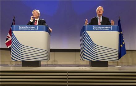 미셸 바르니에 유럽연합(EU) 수석대표(오른쪽)와 데이비드 데이비스 영국 수석대표가 19일(현지시간) 벨기에 브뤼셀 EU 본부에서 기자회견을 갖고 있다. 양측 협상단은 이날 영국의 EU 탈퇴(브렉시트) 조건부터 논의한 뒤 진전이 있을 경우 미래 관계에 대한 협상을 순차적으로 진행하기로 합의했다. 브뤼셀(벨기에)=AP연합뉴스