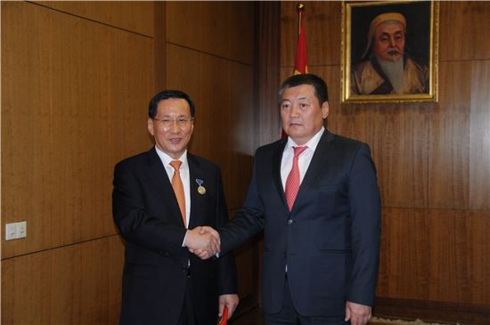홍순직 한국생산성본부 회장(사진 왼쪽)이 19일 몽골 대통령궁에서 바이야르싸이한 대통령 실장으로부터 '친선우호(나이람달) 훈장'을 수여받은 뒤 기념촬영을 하고 있다. 
