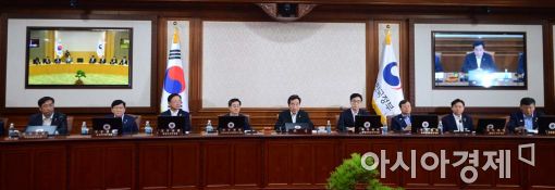 [포토]신임 장관들이 참석한 국무회의