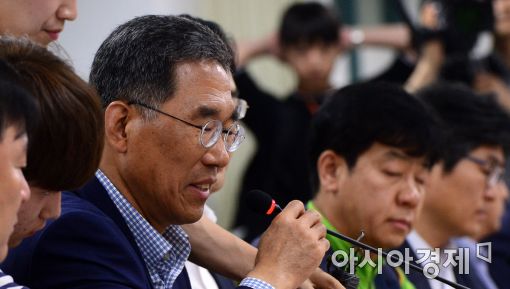 [포토]김주영 한노총 위원장 '어색한 미소'