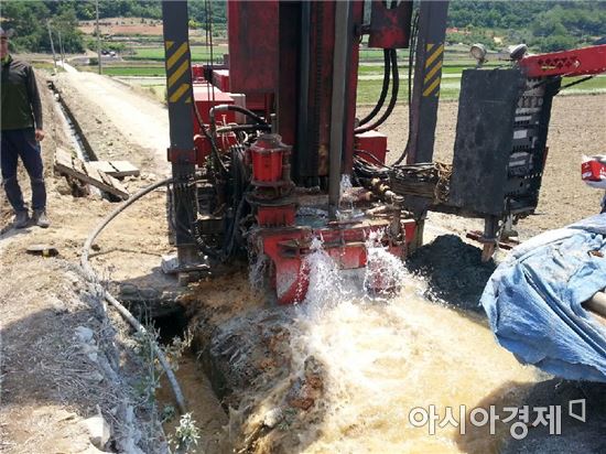 전남 고흥군이 연일 지속되는 폭염과 강우 부족에 향후 가뭄이 심각해질 것으로 예상하고 선제적 대응에 발 벗고 나섰다.