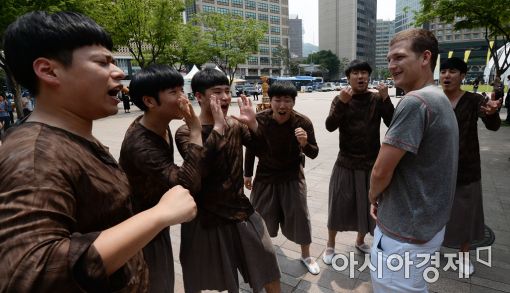 [포토]서울 도심에 원시인이 나타났다!