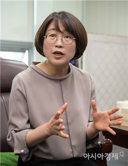 추혜선 정의당 의원은 가계통신비 인하 압박이 이통사간의 새로운 서비스 경쟁을 촉구할 것이라고 전망했다. <사진=윤동주 기자 doso7@>