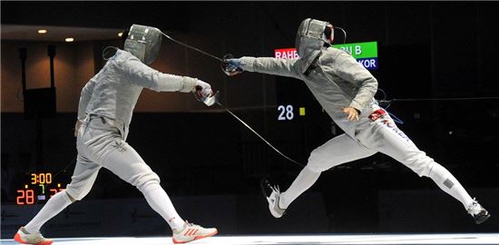 구본길(오른쪽)이 2017 홍콩 아시아펜싱선수권 남자 사브르 단체전 결승에서 상대 선수를 공격하고 있다.[사진=대한펜싱협회 제공]