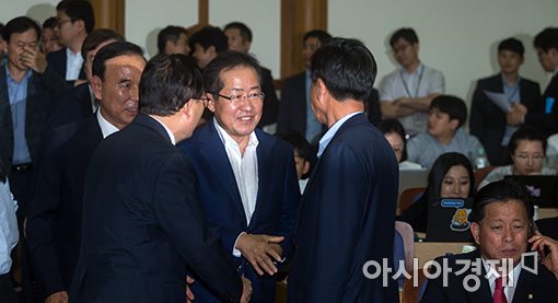 [포토]토론회 참석하는 홍준표 후보