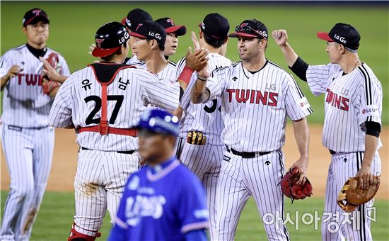 [포토]LG 허프, '완투로 승리 이끌었어'