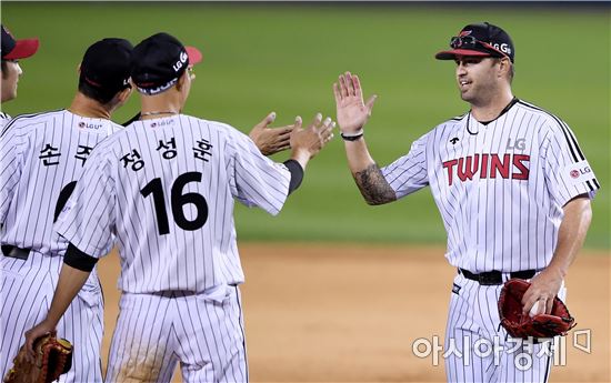 [포토]LG 허프, '승리의 하이파이브'