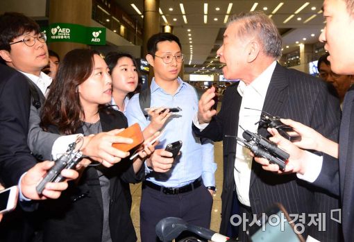 문정인 대통령 특보가 21일 새벽 인천공항을 통해 입국해 기자들의 질문에 답하고 있다.