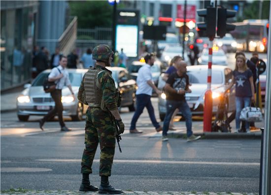 20일(현지시간) 폭발사고가 발생한 벨기에 브뤼셀에서 출동한 경찰이 주변을 살피고 있다.(사진출처=EPA연합)