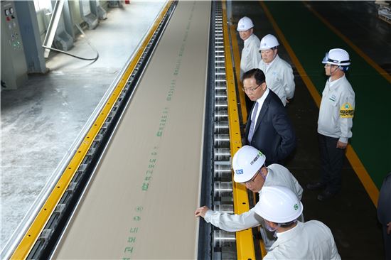 정몽익 KCC 대표(가운데)가 대죽공장 석고보드 3호기 생산라인을 방문해 임직원들과 함께 둘러보고 있다.