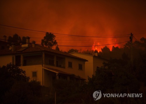 산불로 화염에 휩싸인 포르투갈 중부 마을/사진제공=연합뉴스