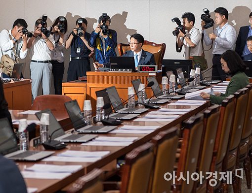 [포토]보수정당 불참속 김현미 인사청문보고서 채택