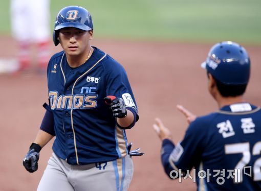 [포토]나성범, '선취 타점 하이파이브'