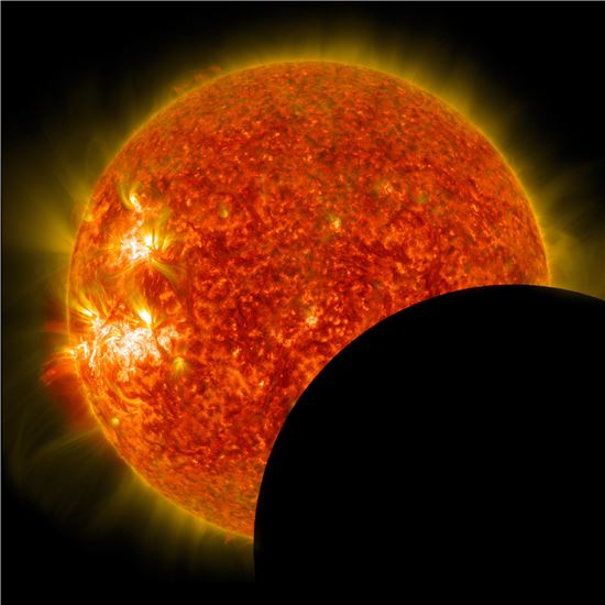 ▲태양활동관측위성(SDO)이 2014년 1월30일 달이 태양 앞을 지나가고 있는 모습을 포착했다.