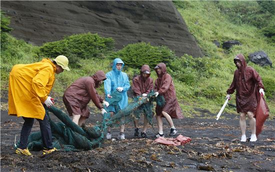 현대위아 신입사원 65명, 제주도 정화활동 나서 